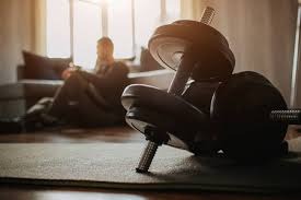 黎伊扬掏裆克里斯的裆部，裁判直接吹了夺权驱逐